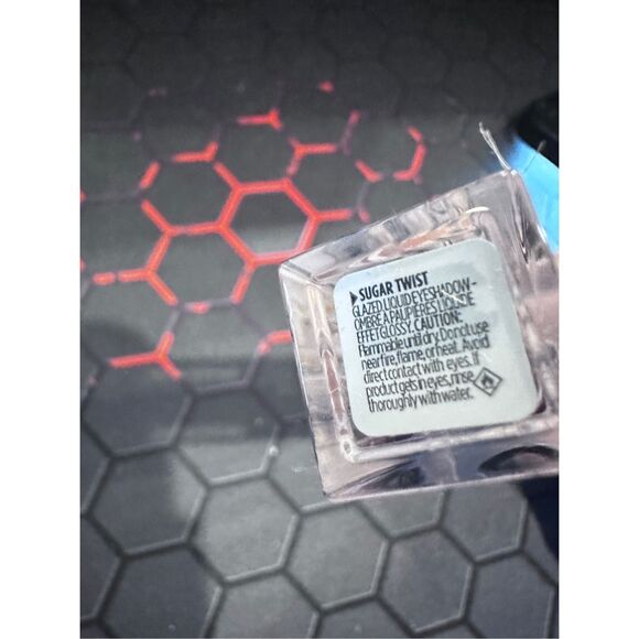 Urban Decay 24/7 Glaze-On Shimmer Liquid Eyeshadow Color: Sugar Twist - rose gol - Picture 2 of 5